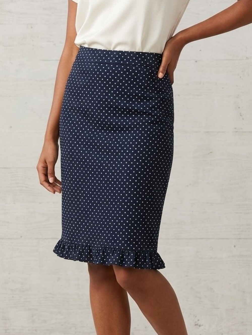 Max Studio Black White Ruffle Hem Pencil Skirt Size Medium W 15.5" L 23"